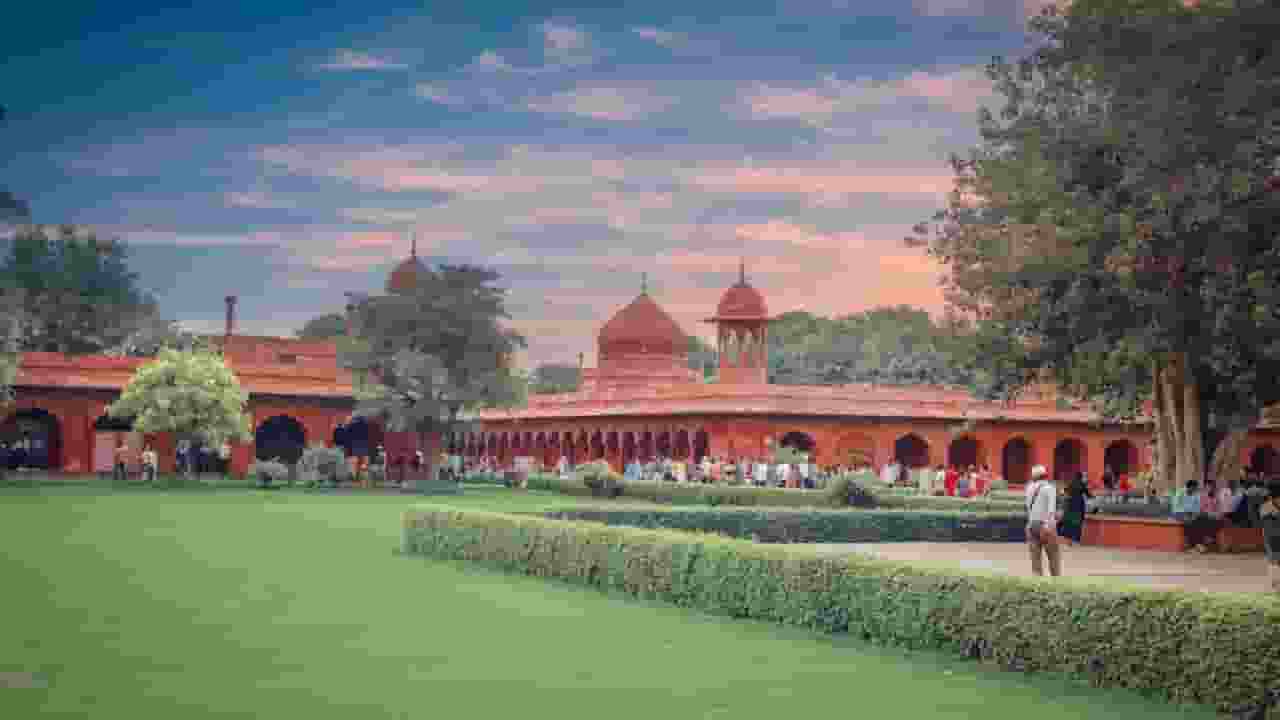 'लाल किला मेरा..' दावा करने वाली महिला की याचिका दिल्ली HC ने की खारिज Delhi High Court rejected a plea by Sultana Begum