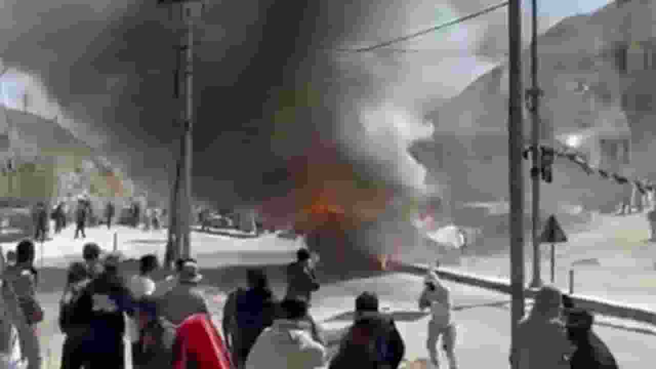 लेह में हिंसक हुआ विरोध प्रदर्शन, लोगों ने बीजेपी ऑफिस फूंका People opposing । Photo Credit: X/@arjunsharma_86