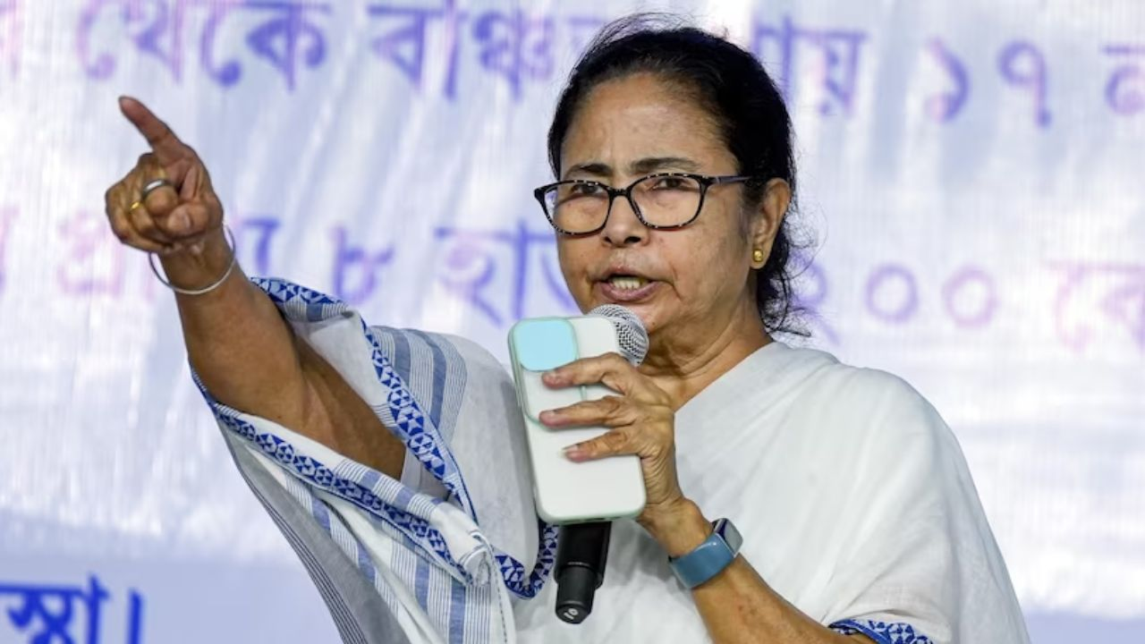 हर दिन बंगाली फिल्म दिखाओ, ममता सरकार का सिनेमा हॉल को आदेश mamata banerjee । Photo Credit: PTI