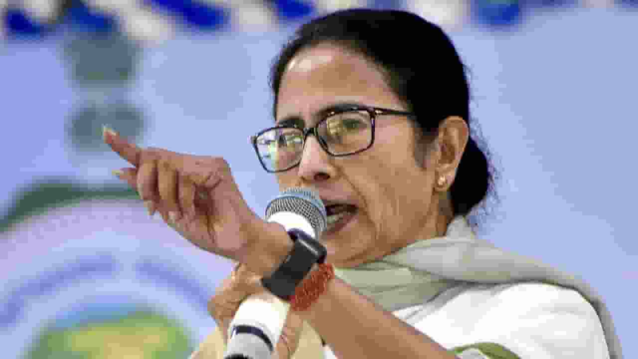 TMC का रिजिजू और रवनीत बिट्टू पर आरोप- महिला सांसद से की धक्का-मुक्की Mamata Banerjee । Photo Credit: PTI