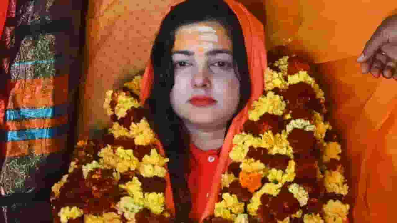 वेदों से जुड़ा सवाल सुन ममता करने लगीं मंत्रोंच्चारण, यूजर्स ने ली मौज Mamta Kulkarni