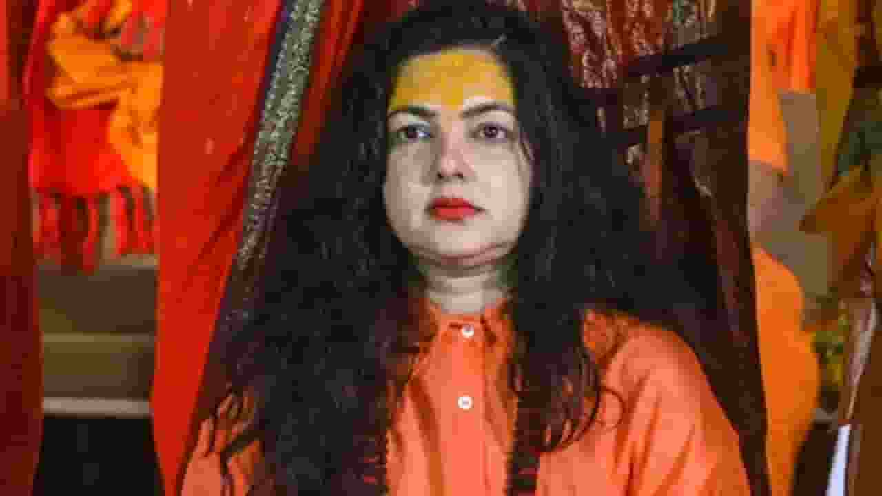 साधु-संत भड़के, फिर भी कैसे 'महामंडलेश्वर' बनी रहेंगी ममता कुलकर्णी? Image of Mamta Kulkarni