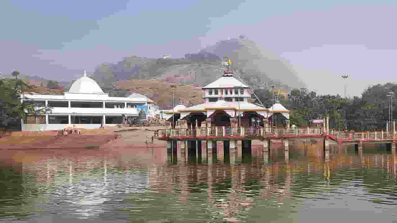 आज भी यहां मौजूद है मंदार पर्वत, जिसका महाकुंभ से है विशेष संबंध Image of Mandar Parvat