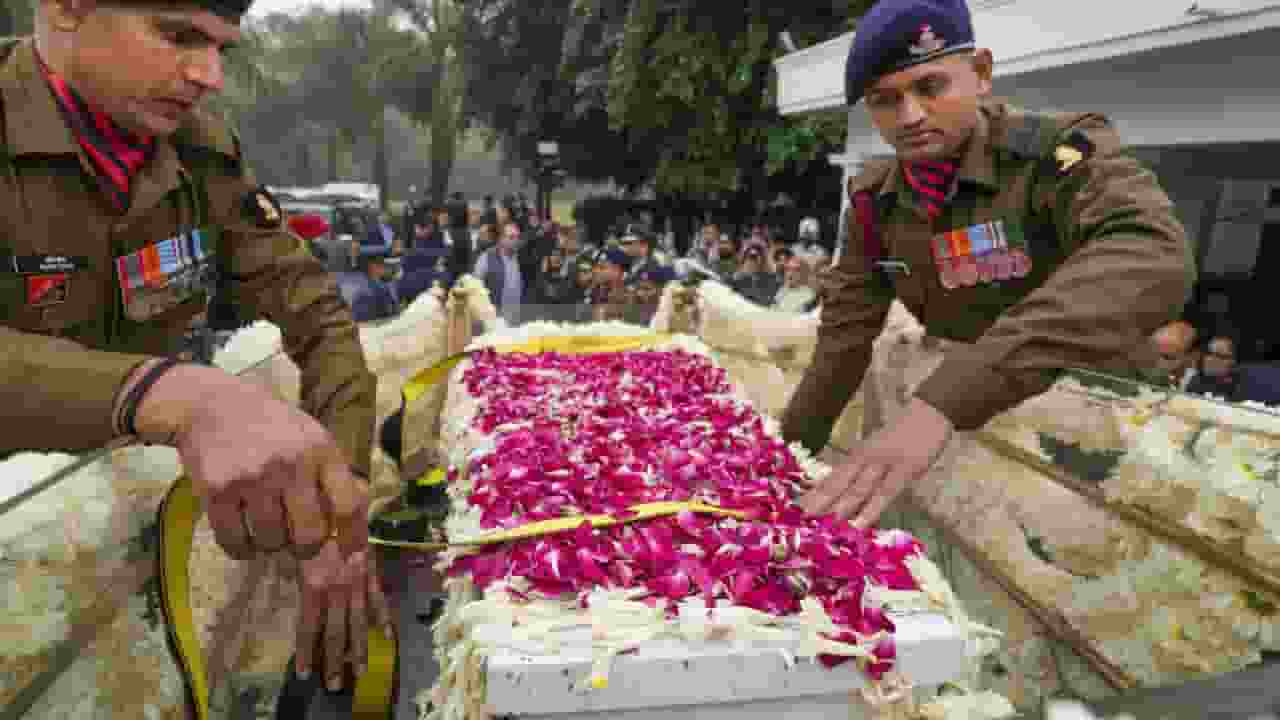 LIVE: पंचतत्व में विलीन हुए मनमोहन, PM ने की परिवार से मुलाकात manmhan singh