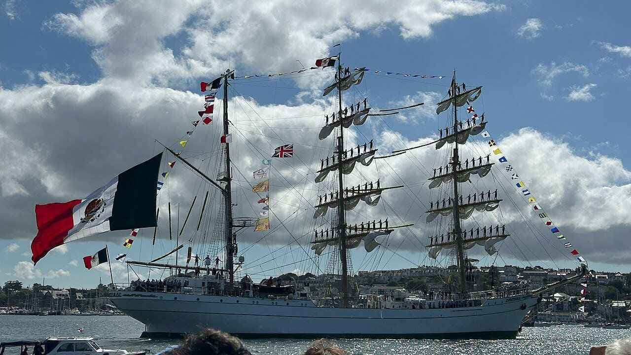 न्यूयॉर्क: ब्रुकलिन ब्रिज पर मैक्सिकन नौसेना के जहाज की टक्कर, 19 घायल mexican navy ship brooklyn bridge collision