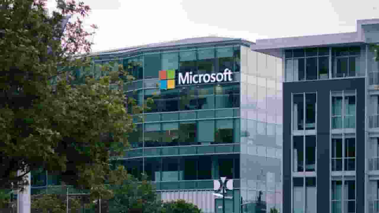 'Microsoft के हाथ खून से सने', कंपनी की 50वीं एनिवर्सरी में मचा बवाल Microsoft employee protest in 50th anniversary of Microsoft