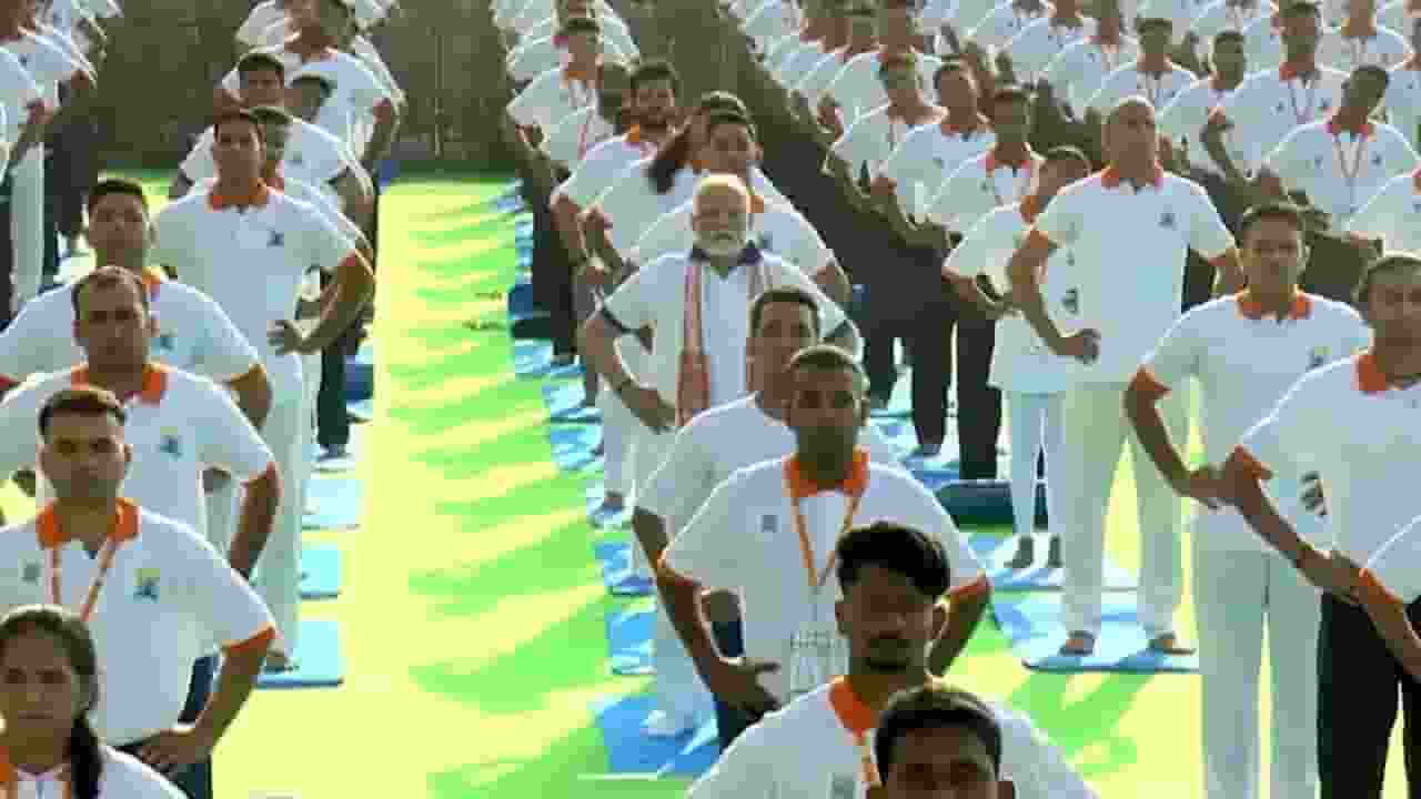 योग दिवस Live: PM मोदी आंध्र में करेंगे योग, 3 लाख लोग रहेंगे मौजूद yoga day