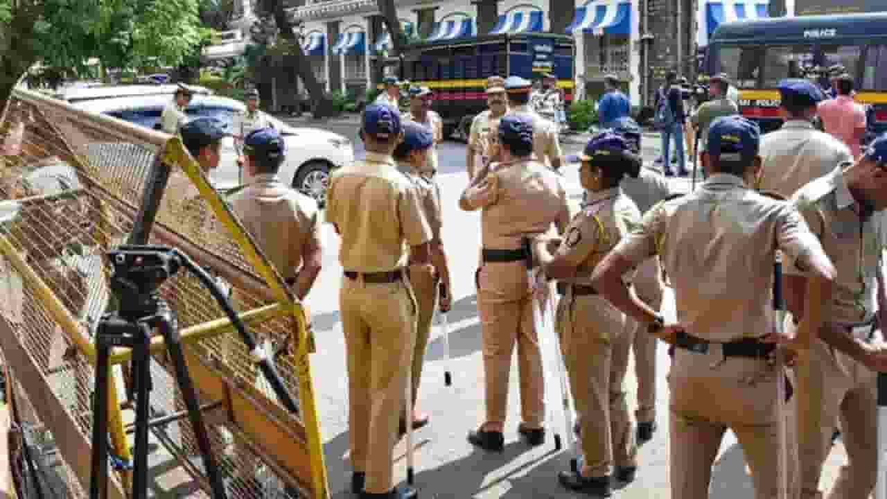 'ईद पर हो सकते हैं दंगे', सोशल मीडिया पर मुंबई पुलिस को मिली धमकी eid celebrations warning mumbai police