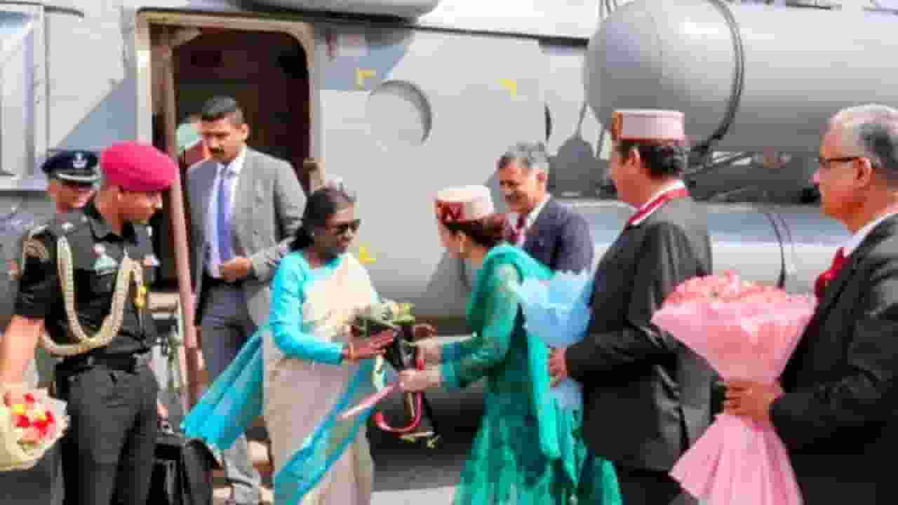 मनाली में अभिवादन स्वीकार करतीं राष्ट्रपति मुर्मू, Photo Credit-KG