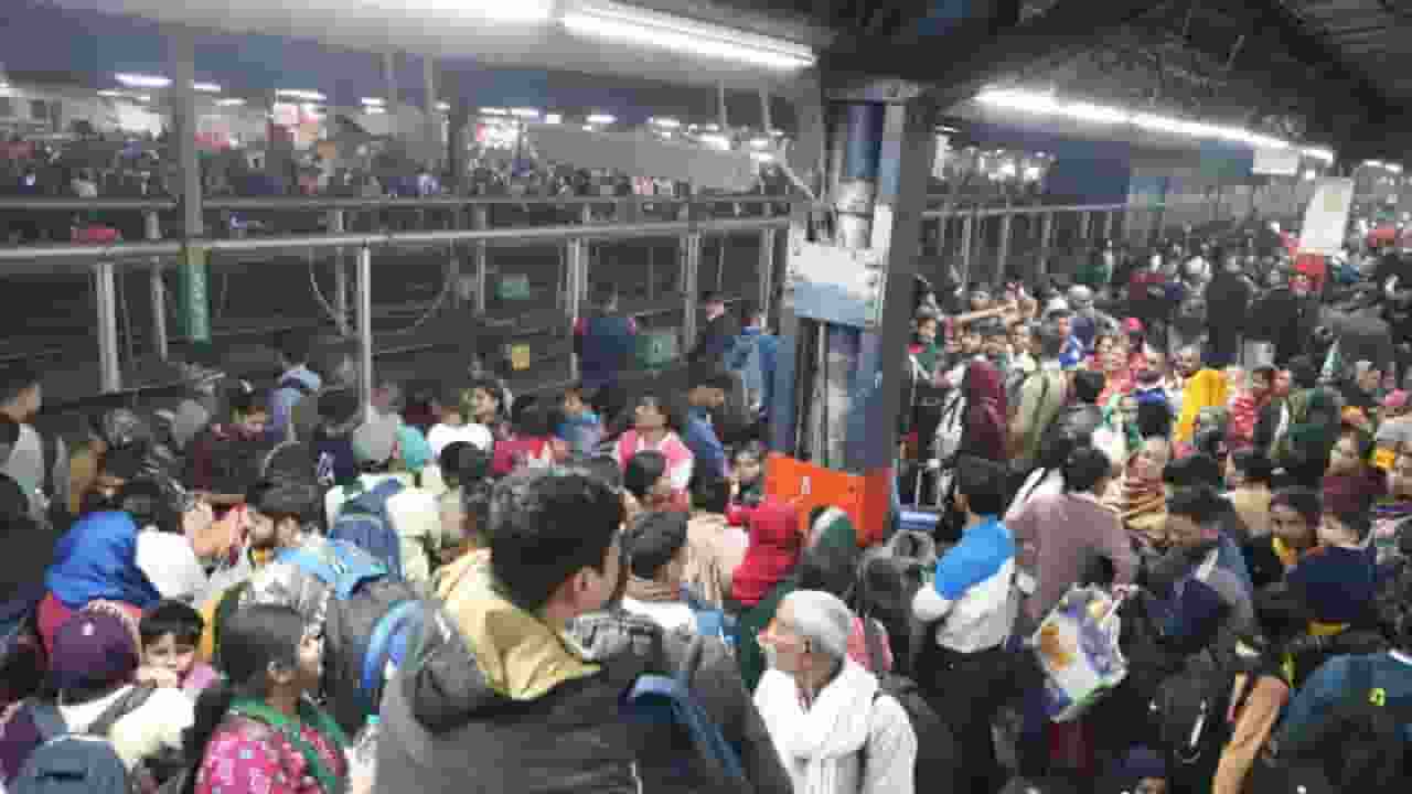 यात्री कृपया ध्यान दें! रेलवे स्टेशन पर नहीं मिलेगा प्लेटफॉर्म टिकट Delhi stampede platform ticket