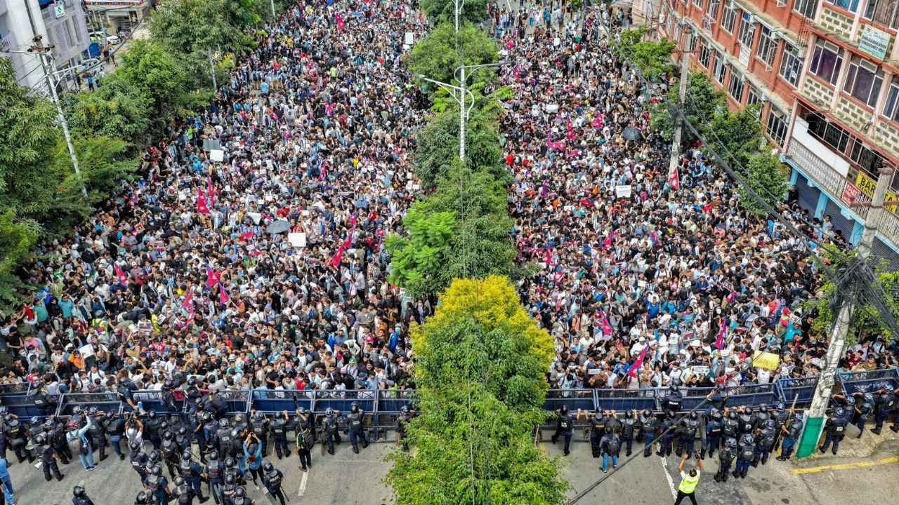 नेपाल प्रोटेस्टः 14 की मौत, 100 से ज्यादा घायल, कई शहरों में कर्फ्यू Nepal Protest । Photo Credit: Social Media/X