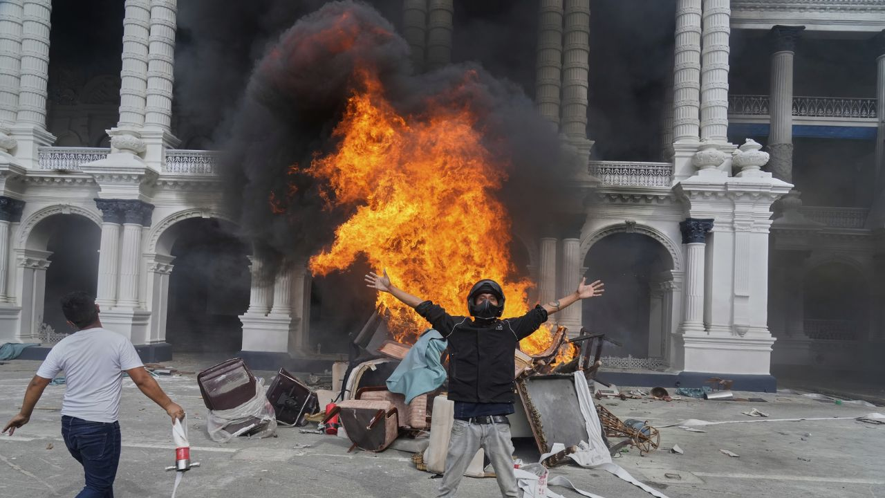 नेपाल के एक-एक नेता पर क्यों टूट पड़े Gen-Z? पूर्व राजदूतों से समझिए नेपाल में विरोध प्रदर्शन करता युवा । Photo Credit: PTI