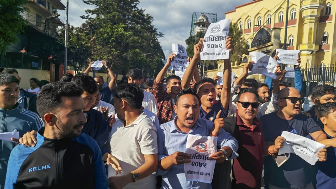 ऐसे कैसे देश चलाएंगे नेपाल के Zen-G? प्रेस कॉन्फ्रेंस में हो गया बवाल? gen z protesting in nepal। Photo Credit: PTI