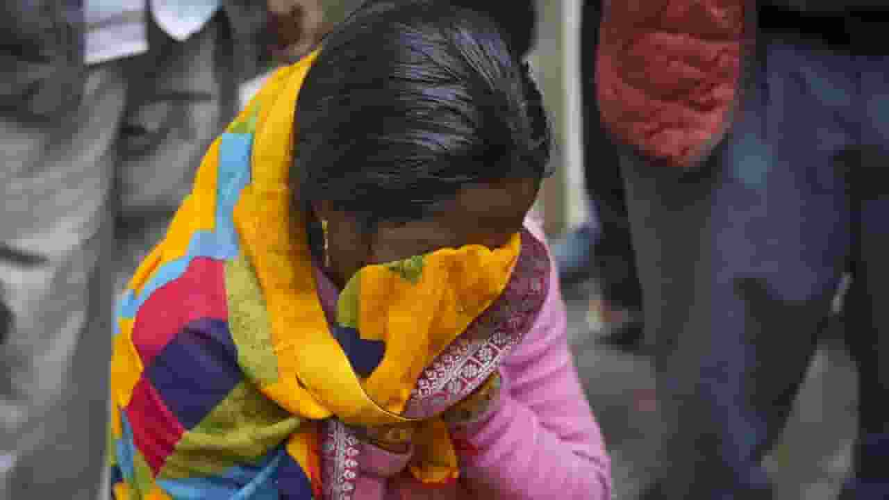 'सिर में घुसी कील, ग्रिल पर लटके लोग' कैसा था वो भगदड़ का मंजर? New Delhi Railway Station stampede