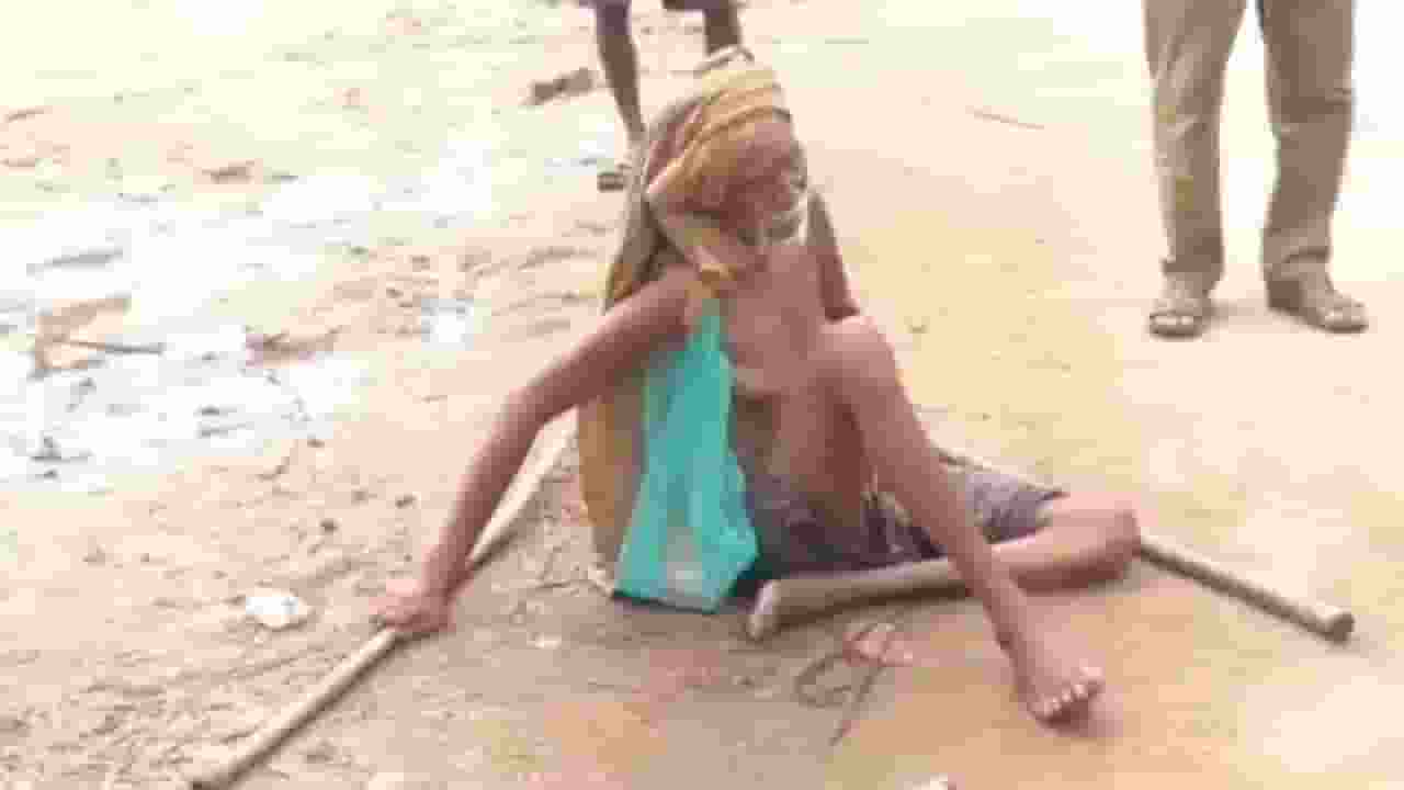बेटी को नहीं दी पेंशन, 80 साल के बुजुर्ग को रेंगकर आना पड़ा दफ्तर odisha