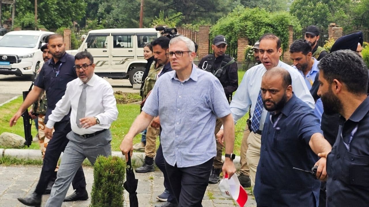 आतंकियों को जम्मू-कश्मीर का जवाब, पहलगाम में ही हुई कैबिनेट मीटिंग Omer Abdullah going for meeting । Photo Credit: PTI