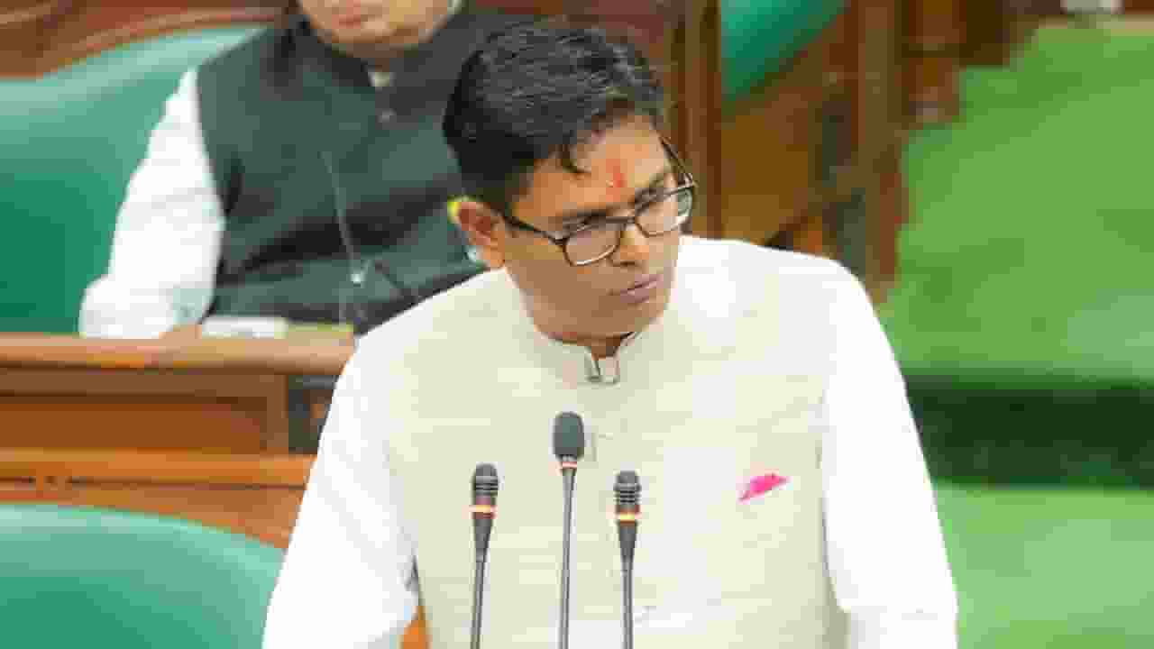 छत्तीसगढ़: हाथों से लिखा बजट हुआ पेश, सरकारी कर्मचारियों की बढ़ी सैलरी Chhattisgarh finance minister op chaudhary । Photo Credit: X/@anshuman_sunona