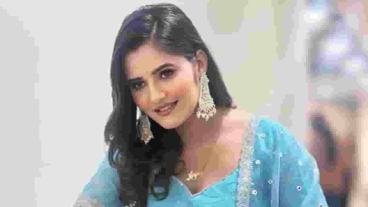 कौन हैं अंजलि राघव? जिन्हें गलत तरीके से छूने पर विवाद में आए पवन सिंह anjali raghav controversy pawan singh