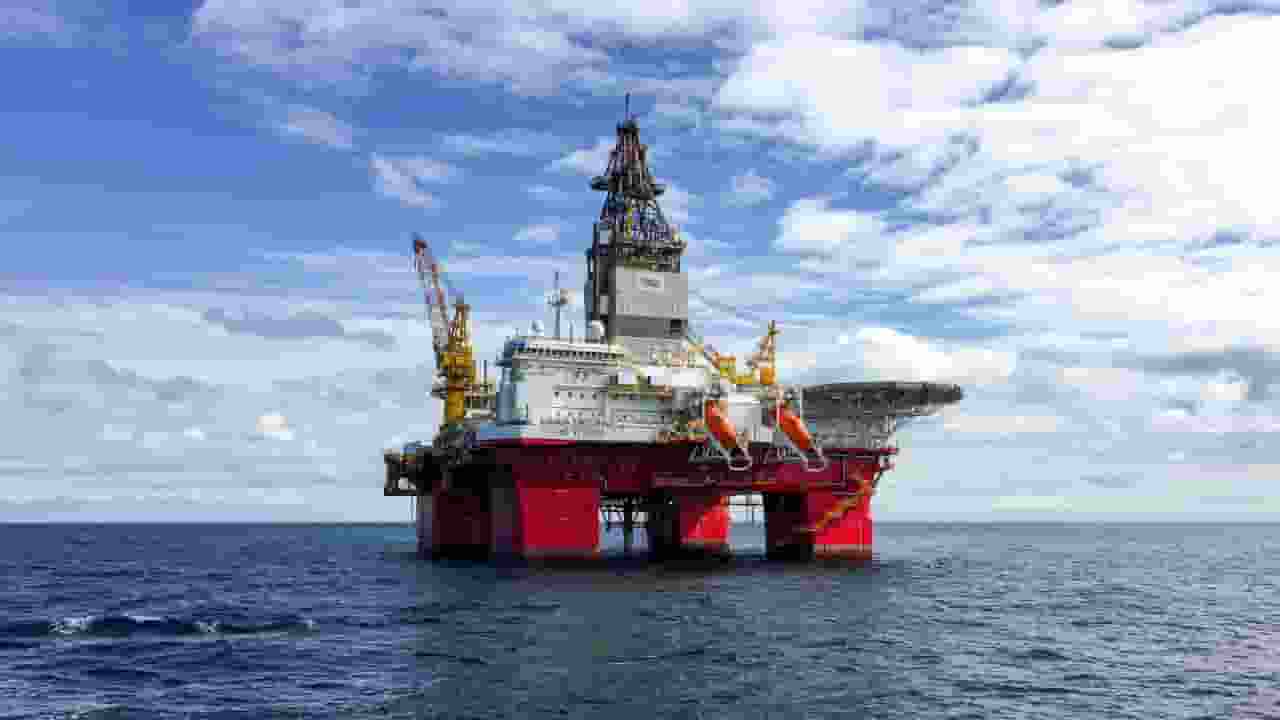 इजरायल-ईरान तनाव का असर नहीं! रूस से जमकर तेल खरीद रहा भारत Image of Petrol