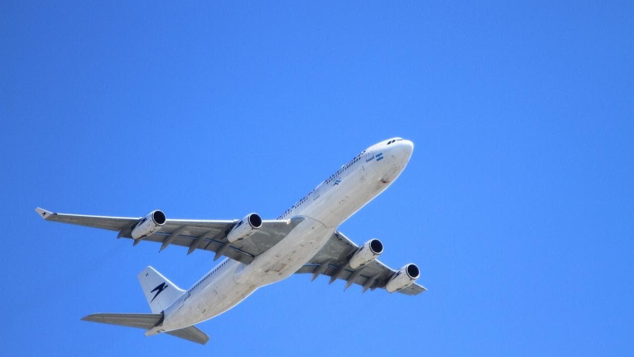 लैंड हो रहा था विमान तभी सामने आया प्राइवेट जेट...देखें VIDEO Us Chicago southwest plane