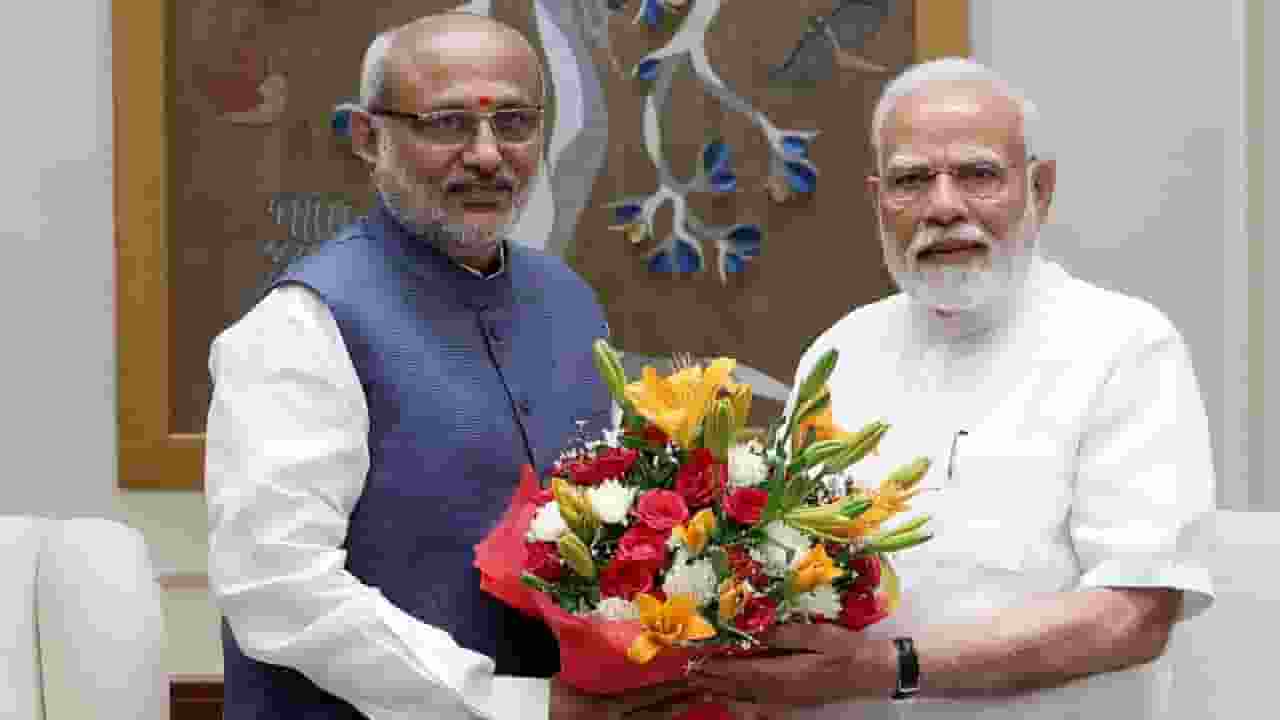 कौन हैं NDA के उपराष्ट्रपति पद के उम्मीदवार सीपी राधाकृष्णन? सीपी राधाकृष्णन और पीएम नरेंद्र मोदी । Photo Credit: X/@narendramodi