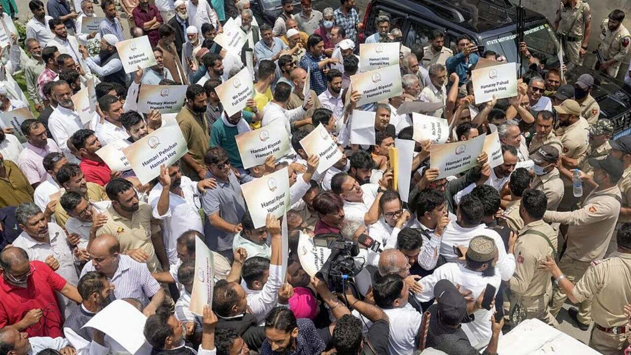 12 मरे, फोन-इंटरनेट बंद; ऐसा क्या हुआ कि हिंसा की आग में जल उठा PoK? pok protest
