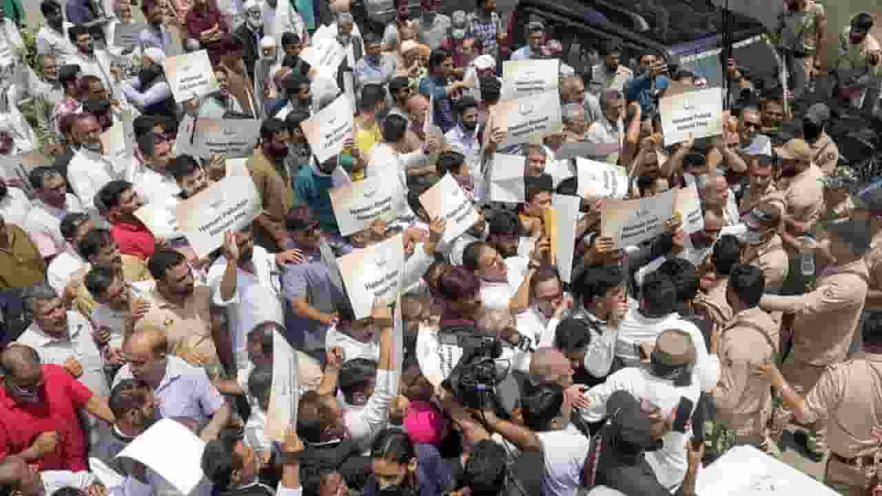 12 मरे, फोन-इंटरनेट बंद; ऐसा क्या हुआ कि हिंसा की आग में जल उठा PoK? pok protest