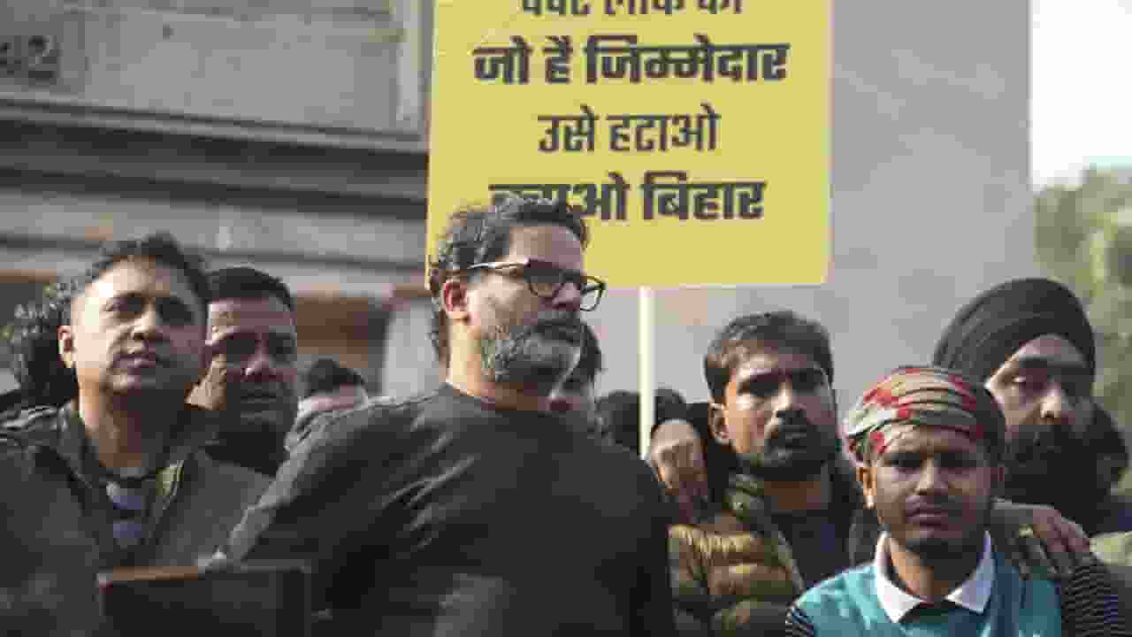 हीरो या विलेन! BPSC आंदोलन में प्रशांत किशोर ने ऐसा क्या कर दिया? Prashant Kishore at protest site