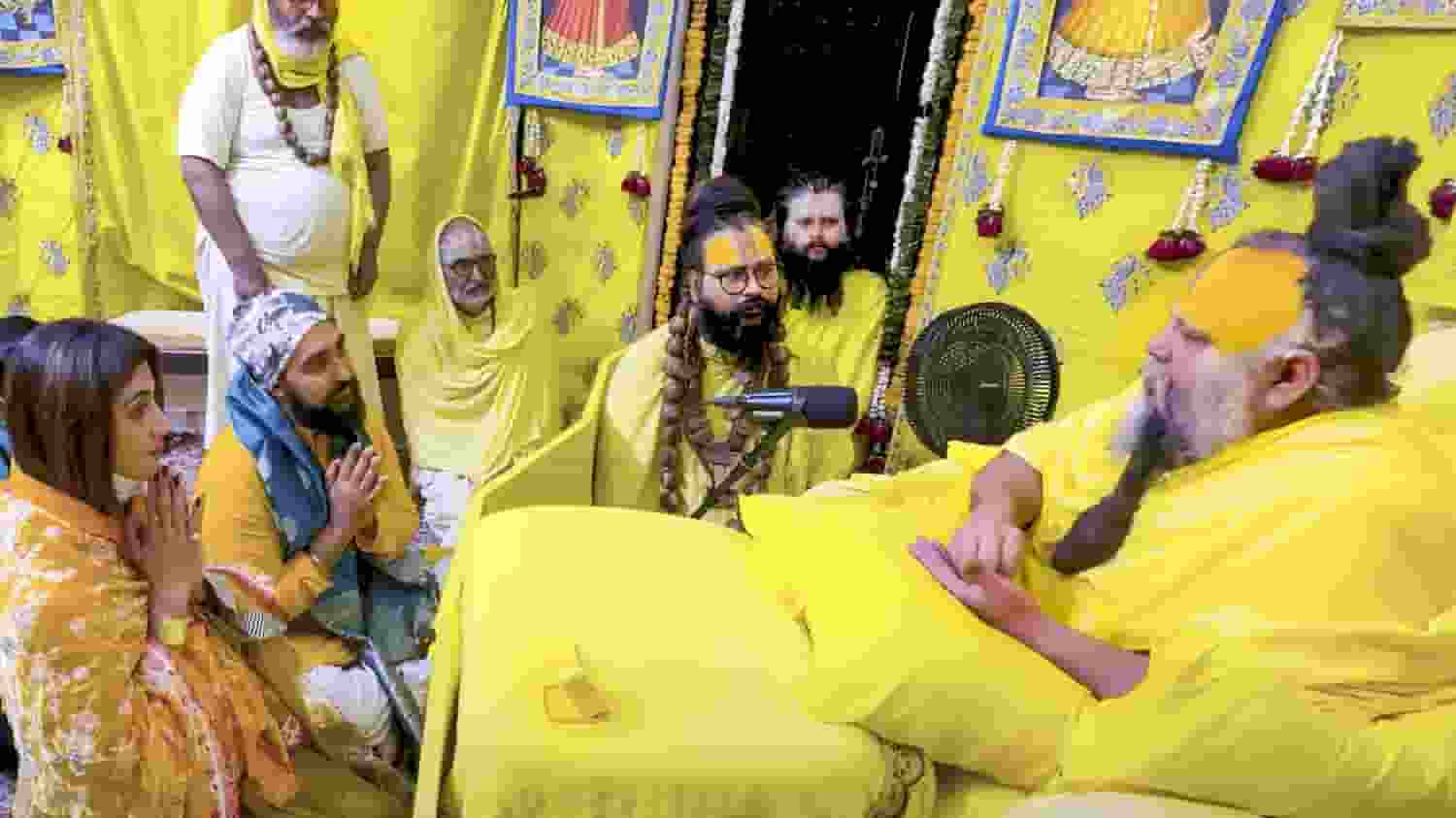 रील्स में बार-बार दिखते हैं प्रेमानंद-अनिरुद्धाचार्य? समझिए पूरा खेल social media