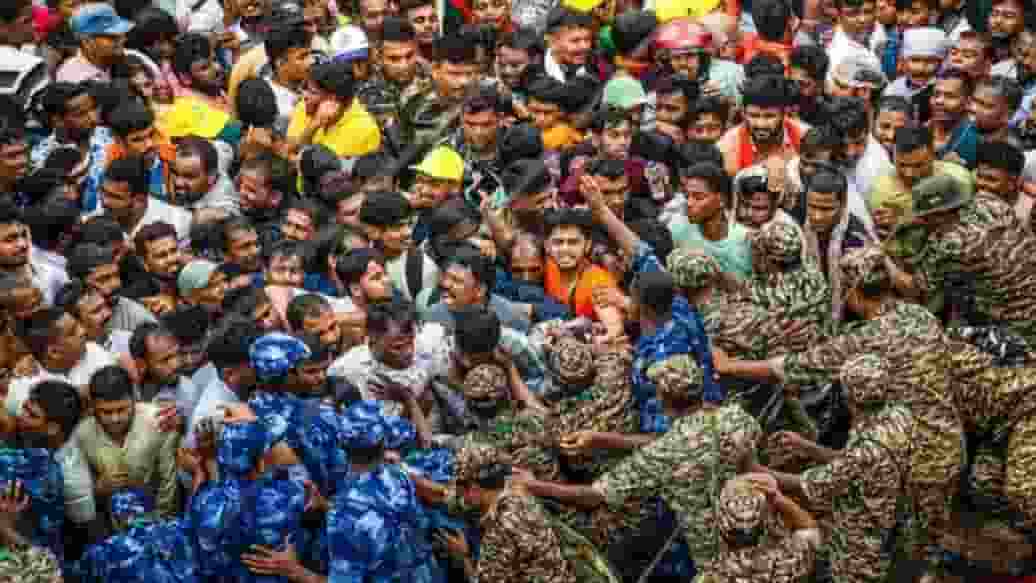 खुद अपनी जान बचाने में लगी थी पुलिस, पुरी भगदड़ के दौरान क्या हुआ? Security personnel controlling mob। Photo Credit: PTI