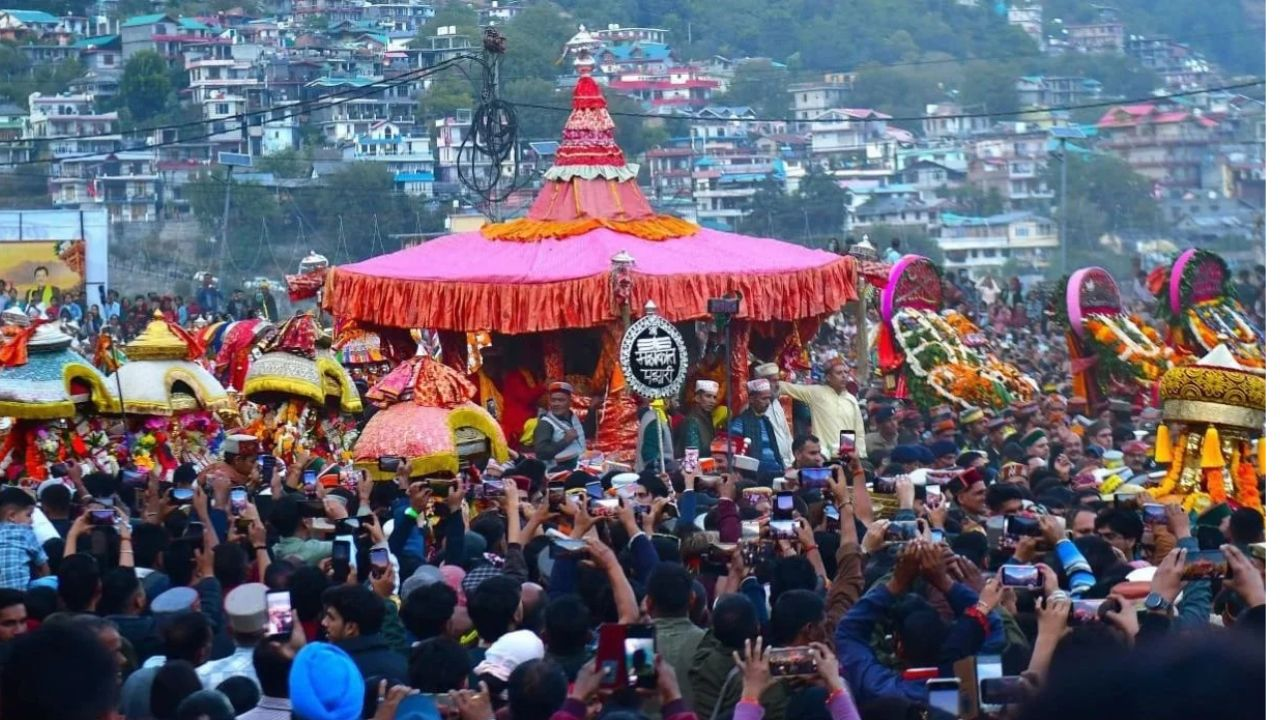 कुल्लू दशहरा में भगवान रघुनाथ का भव्य रथ, Photo Credit- Khabargaon
