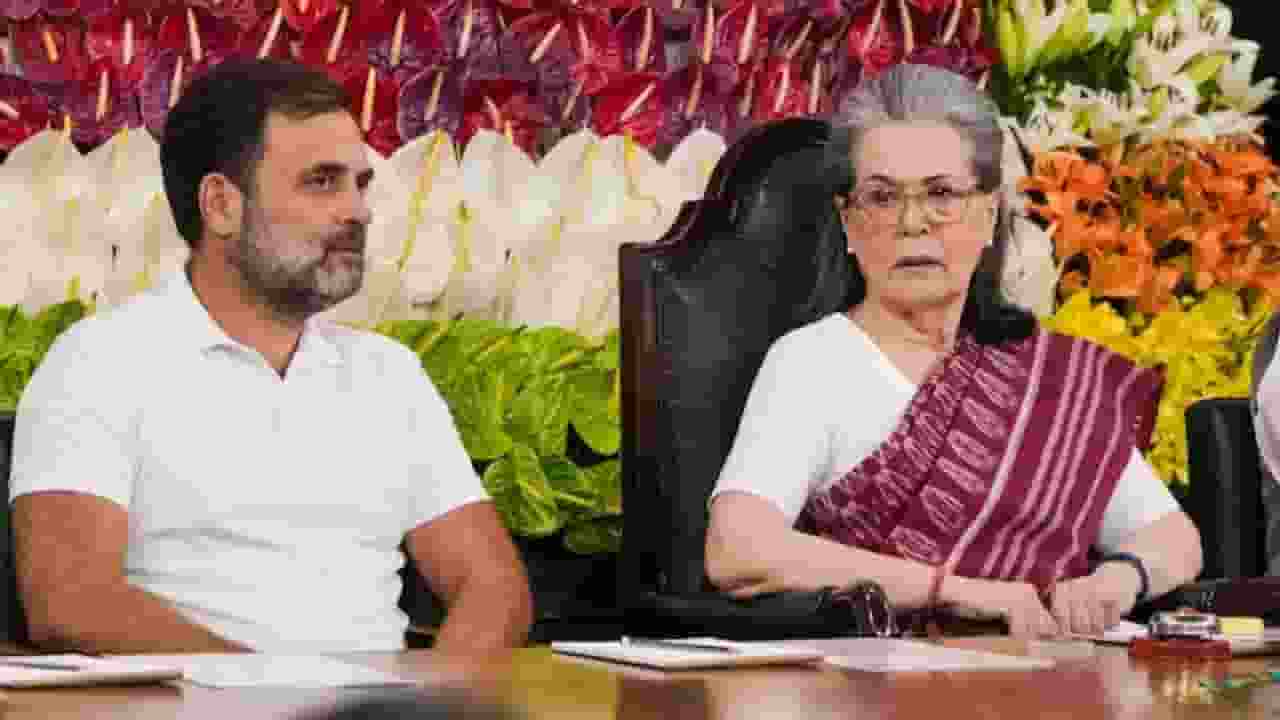 नेशनल हेराल्ड मामले में ED ने फाइल की चार्जशीट, राहुल-सोनिया आरोपी rahul and sonia gandhi। Photo Credit: PTI