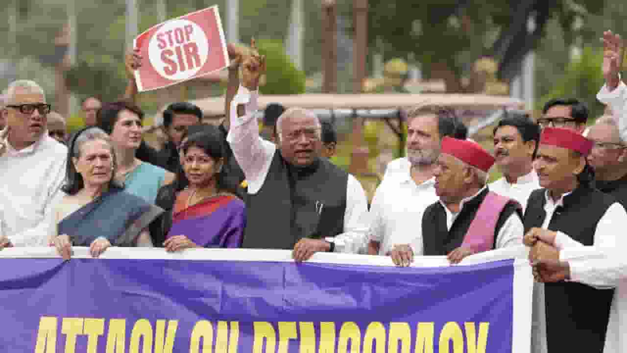 मुद्दे राहुल गांधी के, नाच रहा विपक्ष! 2024 के बाद ऐसा क्या बदल गया? Protest against SIR