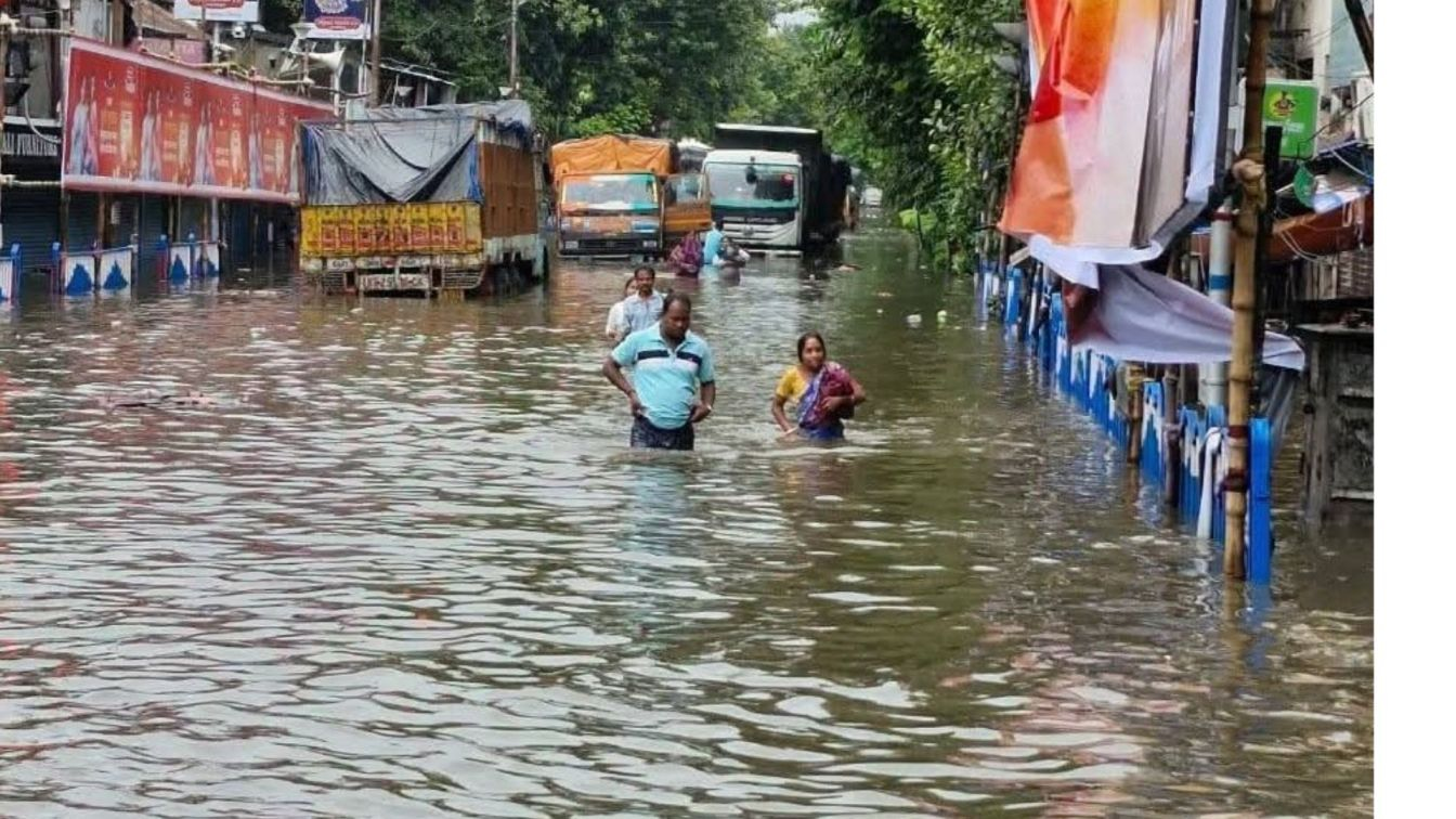 सड़कें बनीं नदियां, 11 मौतें; 47 साल बाद कोलकाता में बारिश से तबाही kolkata