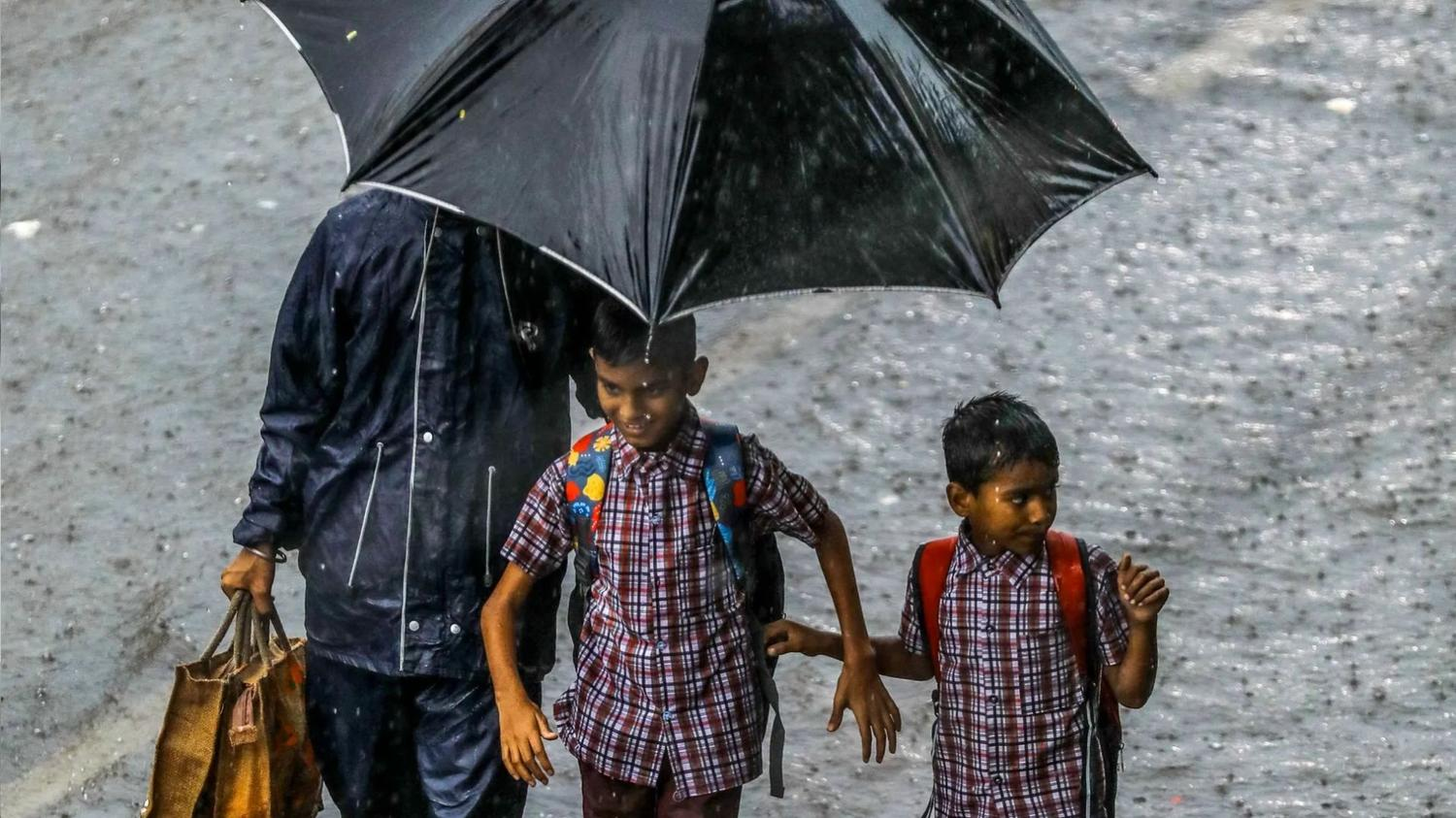 दिल्ली में बारिश तो मुंबई की सड़कों पर भरा पानी, देशभर में बदला मौसम Weather Update