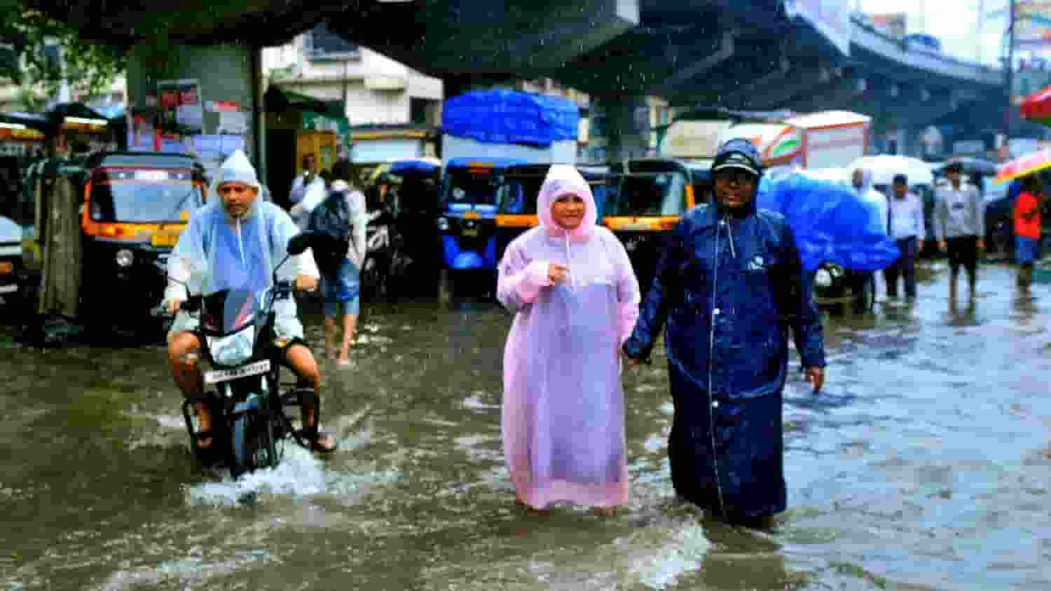 कहीं बारिश, कहीं बाढ़, कहीं लैंडस्लाइड का अलर्ट, पढ़ें मौसम का हाल weather update