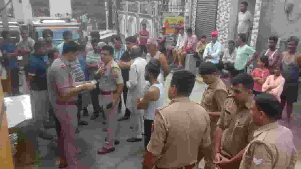 नोएडा: पहले ईंट से पीटकर बाप को मार डाला, फिर सोने चला गया बेटा Noida sarfabad murder