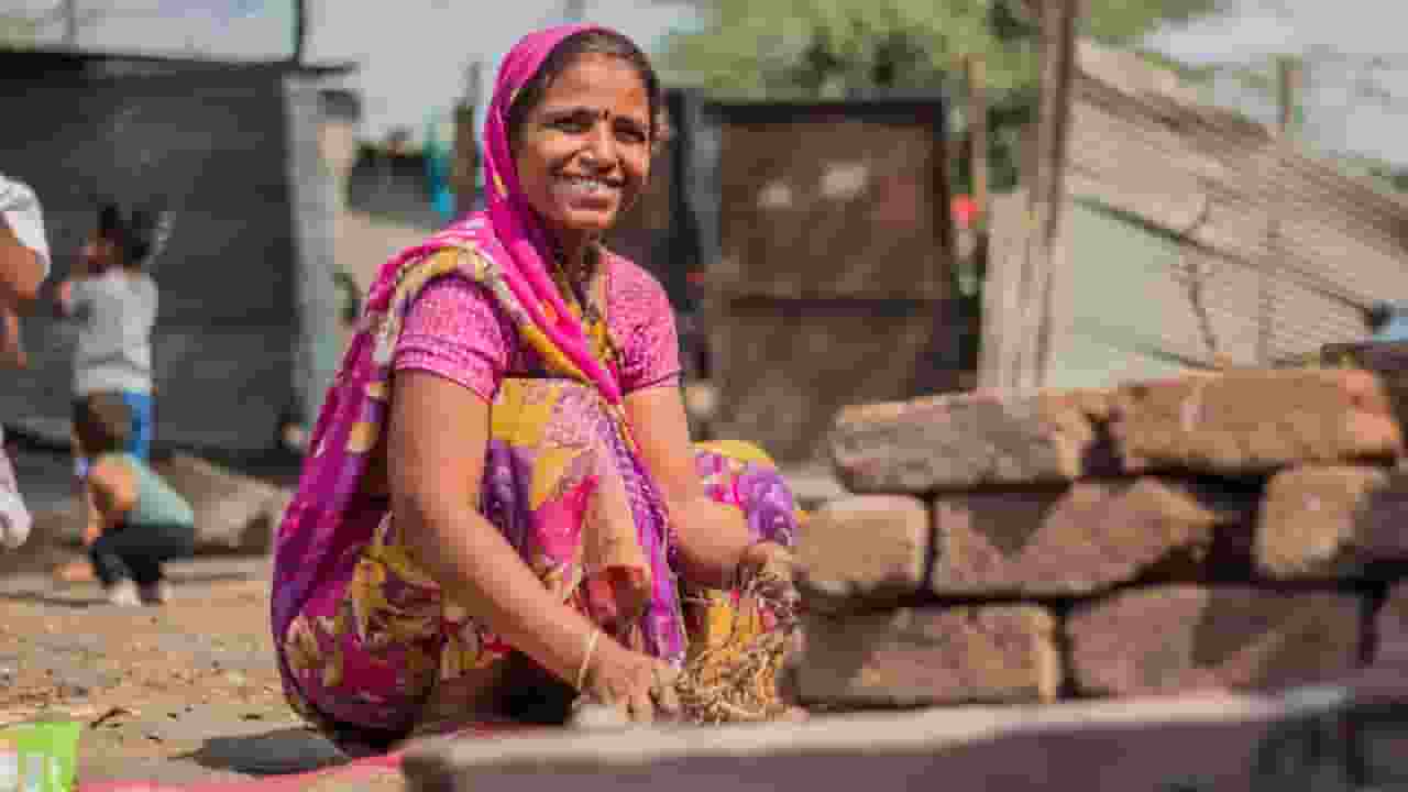 महिलाओं को पैसे देने की स्कीम का कितना नुकसान, क्या कहती है रिपोर्ट? Image of Women