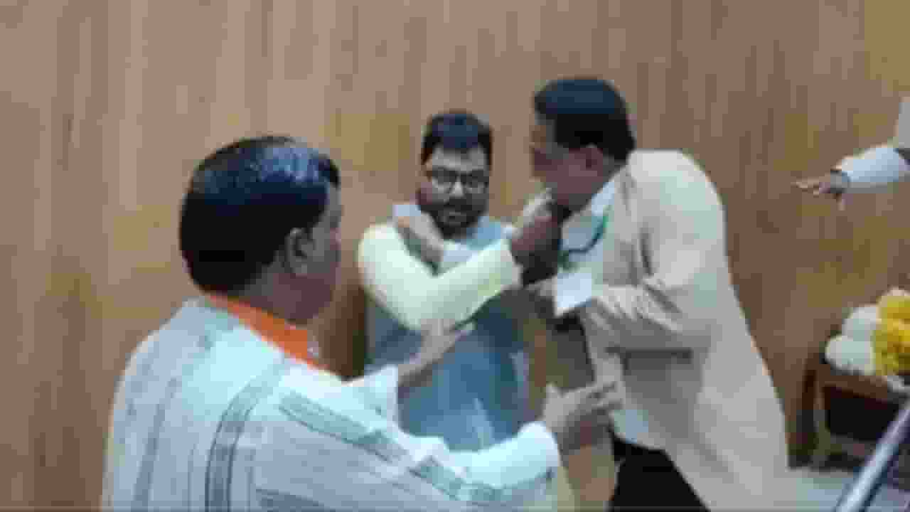 राजस्थान में मीटिंग के दौरान हाथापाई पर उतरे BJP नेता, वायरल वीडियो screengrab of video