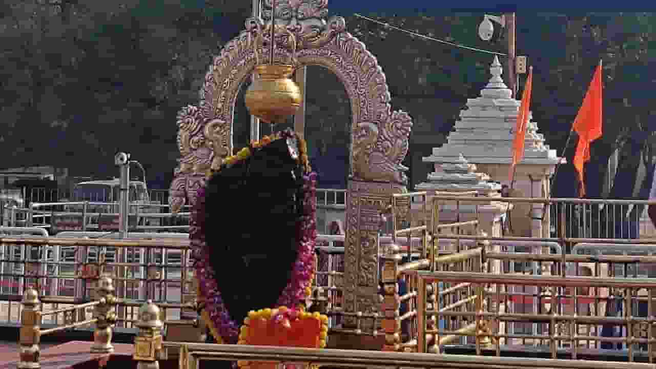 शनि शिंगणापुर मंदिर का इतिहास, जहां स्वयं शनि देव कहे जाते हैं रक्षक Image of Shani Shingnapur Mandir