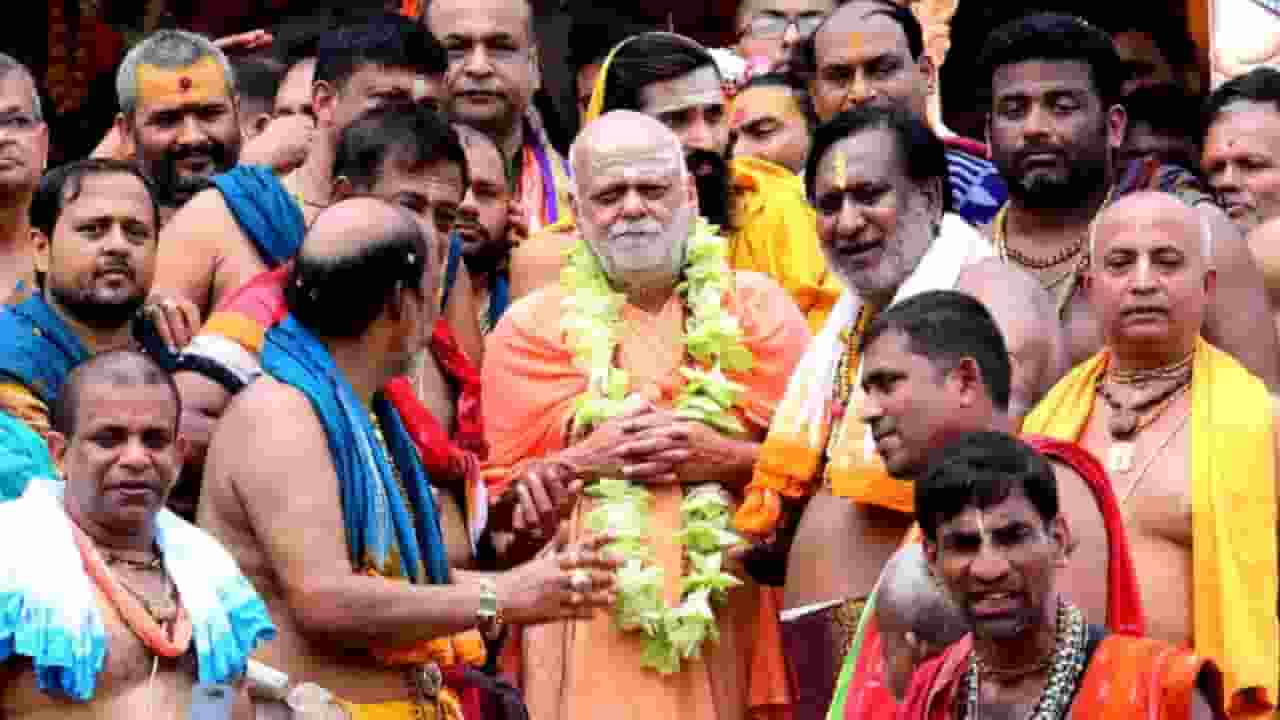 गोवर्धन पीठ के शंकराचार्य स्वामी निश्चलानंद सरस्वती का आध्यात्मिक सफर Image of Shankaracharya Swami Nischalananda