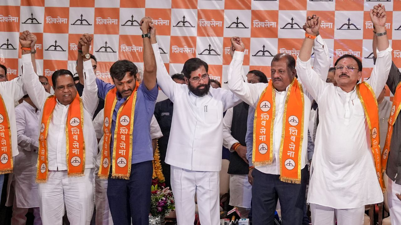 shivsena ubt rebels with eknath shinde