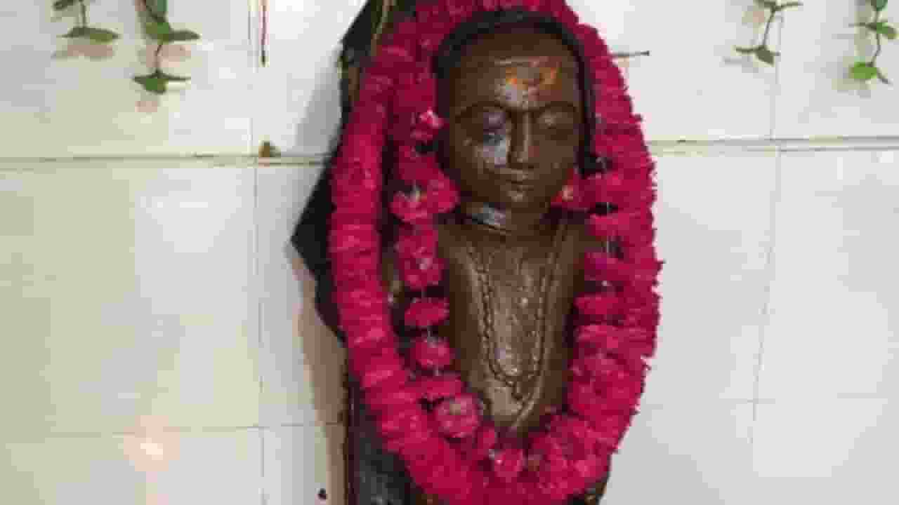 शनिचरा मंदिर: यहां होते हैं शनि देव के शांत और तपस्वी रूप के दर्शन Image of Shanichara Mandir