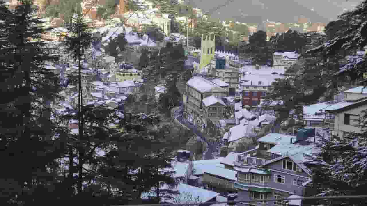 मनाली में बर्फबारी बनी सिरदर्द! 1000 गाड़ियां जाम में फंसी manali snowfall