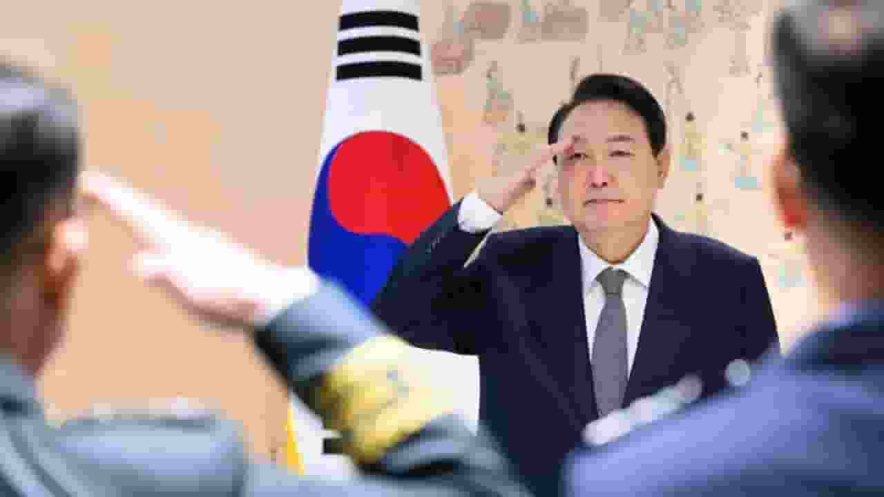 पहले लगाया, फिर हटाया, कोरिया में मार्शल लॉ की कहानी क्या है? Yoon Suk Yeol