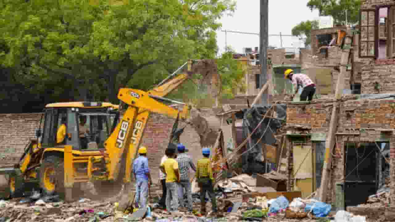 अतिक्रमण से उजड़ने तक, तैमूर नगर के टूटते घरों की कहानी क्या है? Taimoor Nagar