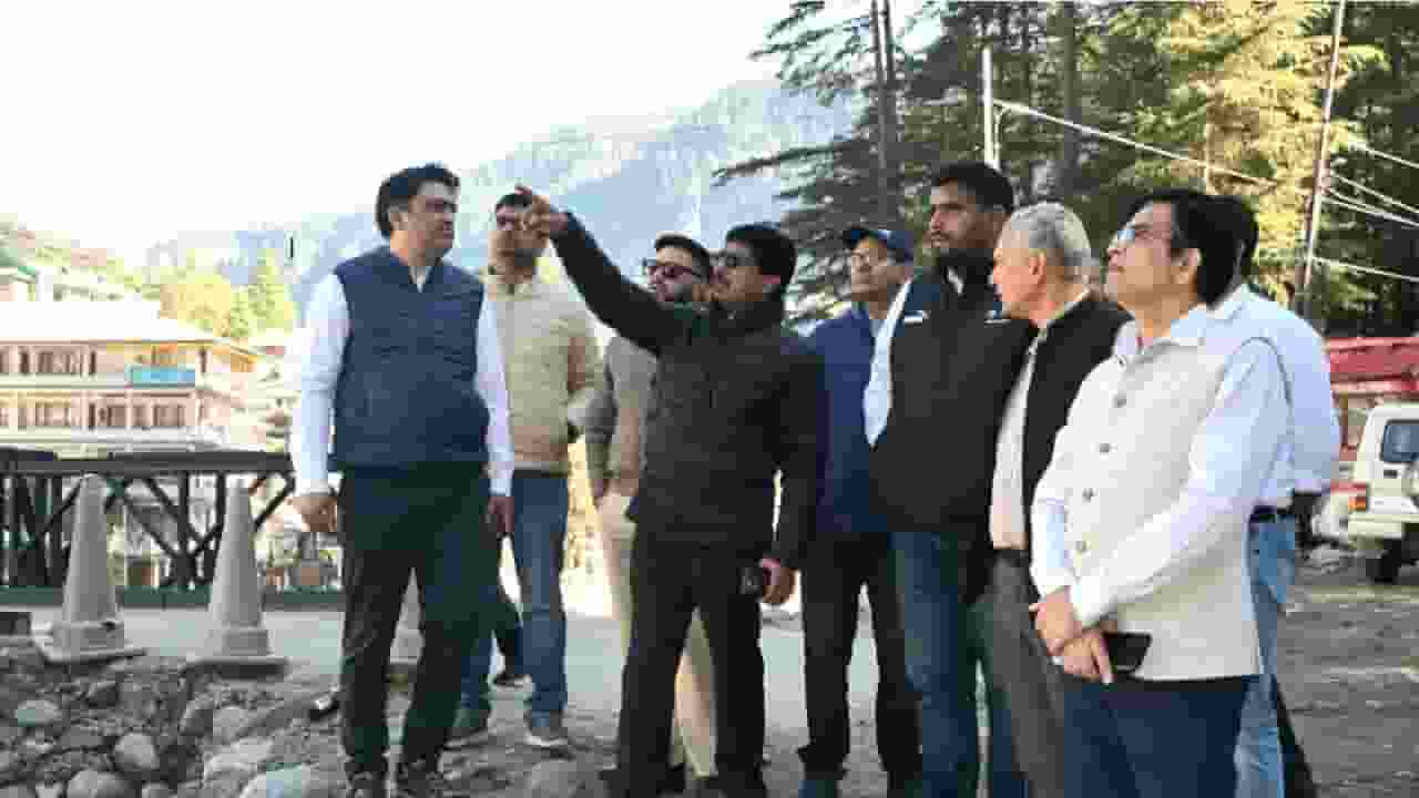 कुल्लू में आपदा से हुए नुकसान का जायजा लेती केन्द्रीय टीम