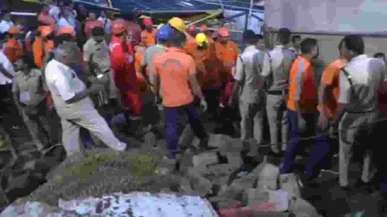 आंध्र प्रदेशः मंदिर की 20 फीट ऊंची दीवार ढही, 7 श्रद्धालुओं की मौत temple wall collapse