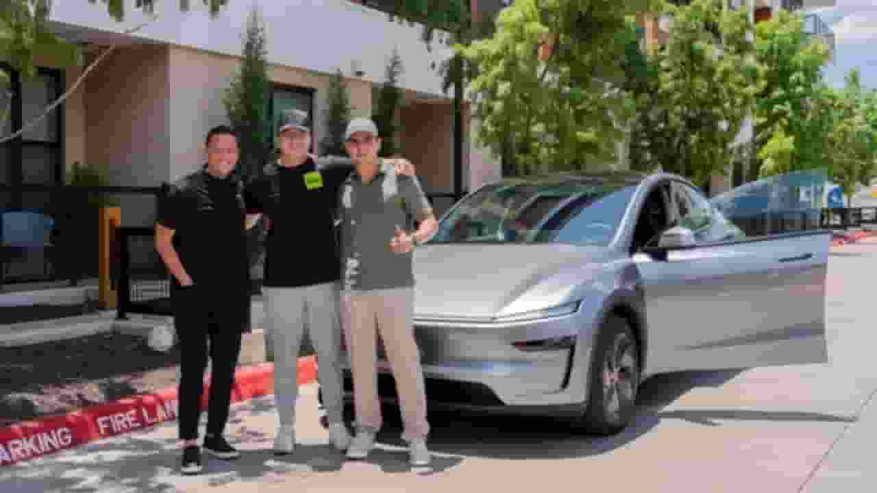 Tesla मॉडल Y की पहली सेल्फ-ड्राइव डिलीवरी, खुद मालिक के पास पहुंची कार Tesla released a video of model Y