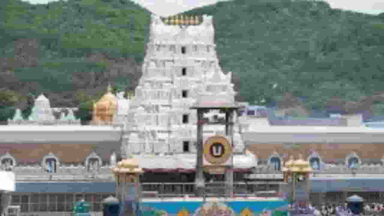 तिरुपति मंदिर में नमाज पढ़ता हुआ दिखा शख्स, मचा बवाल Tirupati Temple । Photo Credit: Wikipedia